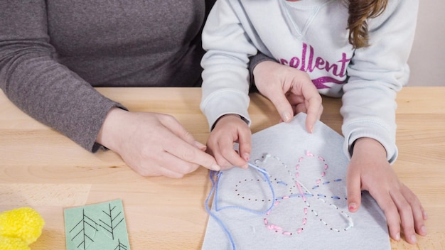 Lektorka ukazuje steh na látke